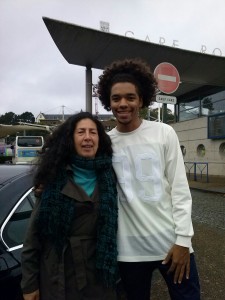 Samia, la mère d'accueil, et Brandon