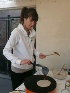 Exercice délicat pour Angélique : la fabrication de crêpes!