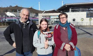 Hannah accueillie par sa famille à la gare